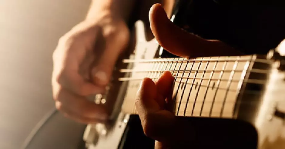 Wie funktioniert elektroakustische Gitarre?