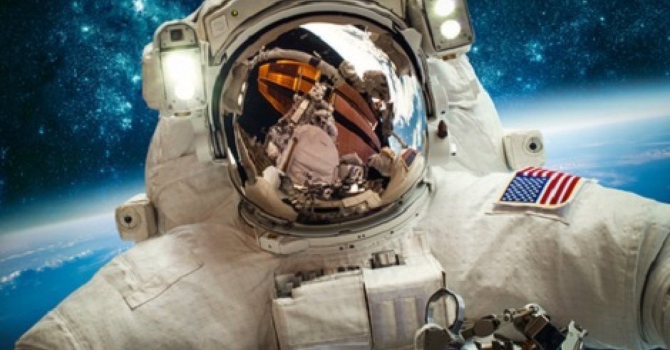 Zufall oder Absicht? Schauen Sie, was Agent 007 mit einem bekannten Astronauten verbindet