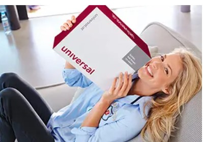 Frau mit Paket aus dem Onlineshop Universal