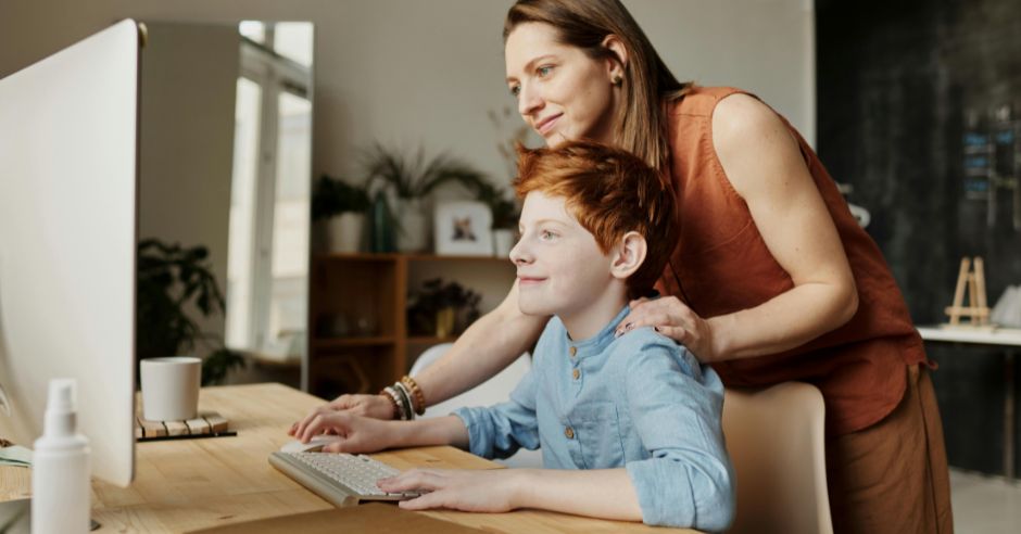 mutter-und-sohn-am-pc